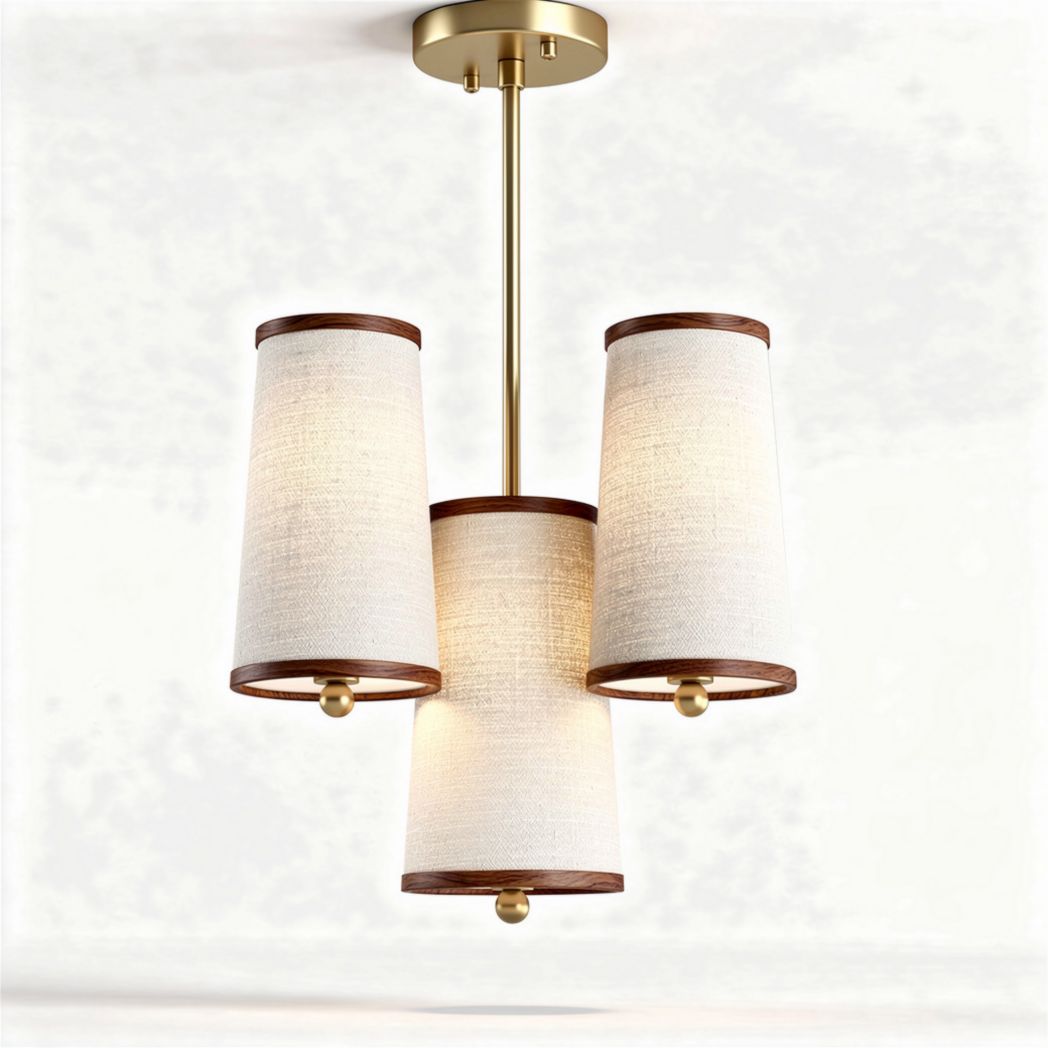 Hanglamp met drie stoffen kappen in wit en goudkleurig met houten accenten